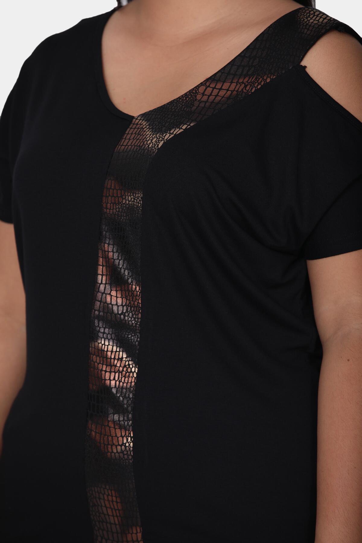 Plus - Size Blouse — Black