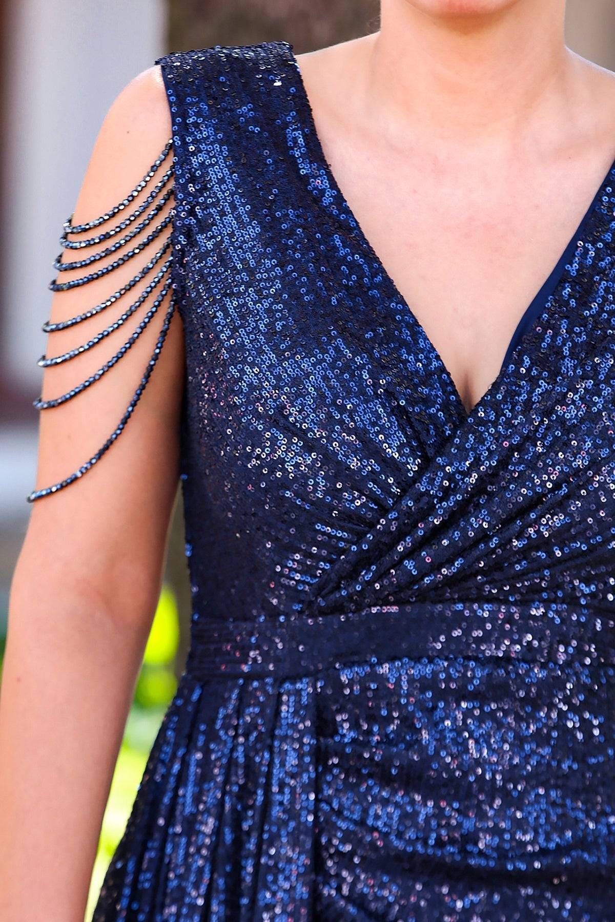 Plus - Size Sequined Evening Dress With Shoulder Chain — Navy