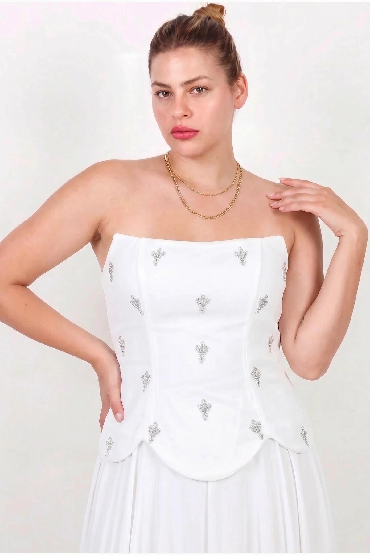 Plus‑Size Crepe Evening Dress With Tulle Skirt & Stone Embellishment — White